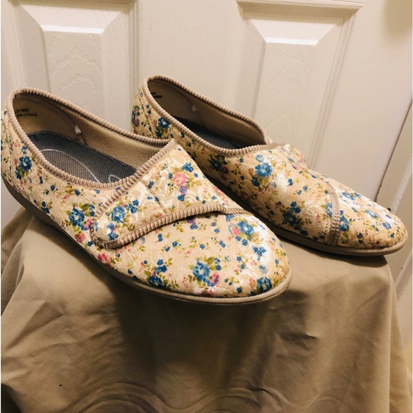 Tender Tootsies Velcro Slippers Gold with Flower Pattern - Picture 2 of 6